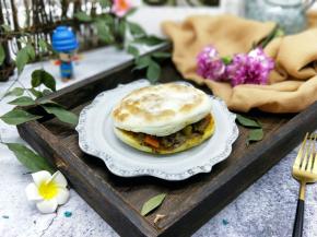 再把咖喱牛肉夹近饼中即可开。吃
