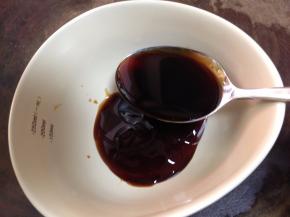 蚝油、生抽、白糖入碗