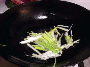 凉锅凉油下入葱丝小火煸制