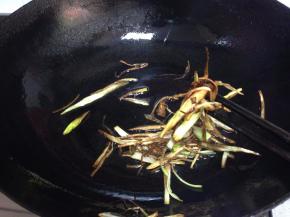 煸至葱丝变黄时捞出不要