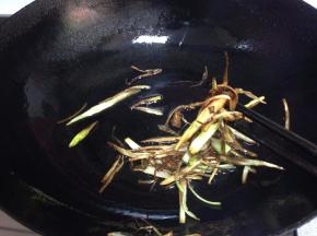 煸至葱丝变黄时捞出不要
