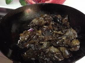 倒入木耳炒匀