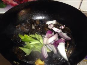 汤汁变稠时下入洋葱块、尖椒块炒匀即可出锅