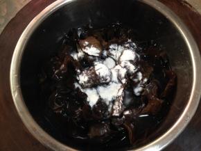 木耳用温水充分泡发3小时以上，用少许面粉或是淀粉揉搓后洗净