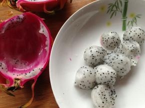 火龙果切两半，用挖球器挖成小球