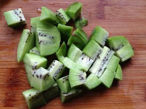 猕猴桃去皮切丁