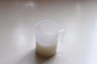 酵母放入清水中搅匀待用