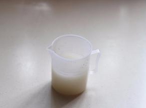 酵母放入清水中搅匀待用
