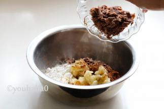 面粉中放入可可粉；放入大块的香蕉，不用压成泥；放入巧克力碎；提前用刀子切碎；放入盐4克；