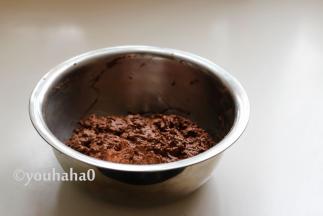 用刮刀拌匀面糊；液体量较大，非常沾手，直接用刮刀拌匀即可