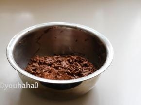 用刮刀拌匀面糊；液体量较大，非常沾手，直接用刮刀拌匀即可