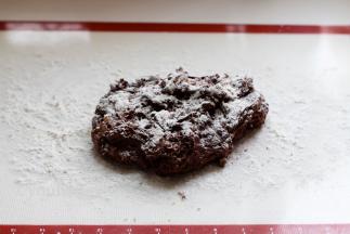 揉面垫上提前撒上干粉，取出面团放在案板上；