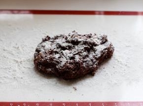 揉面垫上提前撒上干粉，取出面团放在案板上；