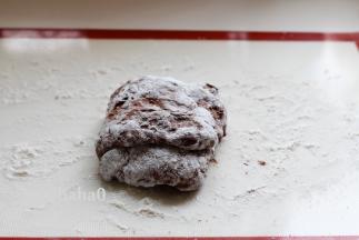 将面团压扁排气，基本压成长方的形状；面团从左右1/3处叠起，上下1/3处叠起