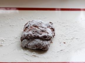 将面团压扁排气，基本压成长方的形状；面团从左右1/3处叠起，上下1/3处叠起