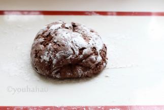 面团盖上保鲜膜，室温下发酵50分钟，发酵后的面团有原先2倍大