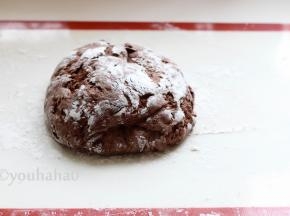 面团盖上保鲜膜，室温下发酵50分钟，发酵后的面团有原先2倍大