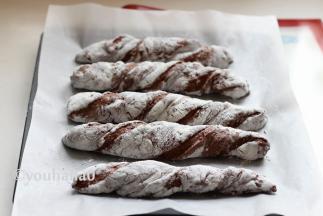 全部扭起的面团放入烤盘中；烤盘提前铺上油布