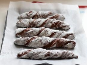 全部扭起的面团放入烤盘中；烤盘提前铺上油布