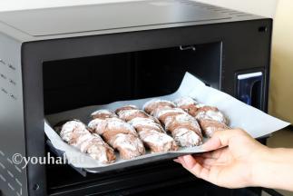 烤盘放入采用蒸烤模式预热的烤箱中，温度设置为230度，烤一分钟；取消蒸烤模式，重新设定上下管加热的纯烤模式，温度设定220度，时间设定18分钟