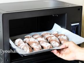 烤盘放入采用蒸烤模式预热的烤箱中，温度设置为230度，烤一分钟；取消蒸烤模式，重新设定上下管加热的纯烤模式，温度设定220度，时间设定18分钟