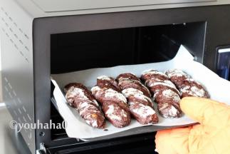 到时间后取出面包；放烤架放凉