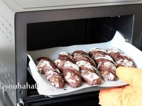 到时间后取出面包；放烤架放凉