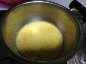 将装有蛋液的碗放入蒸锅中，确保碗底不接触水（碗底不接触水，是为了防止蛋液在加热的过程中凝固。）