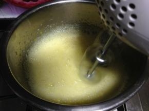 当蛋液搅拌浓稠时，换电动打蛋器继续搅拌