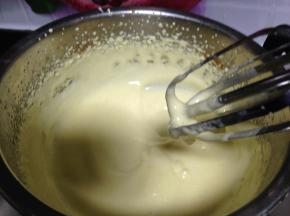 整个过程，需要打蛋器不停的搅拌（一是防止蛋液凝固，二是让蛋液越来越浓稠）最终蛋液搅拌至糊状（提起打蛋器蛋糊明显低落缓慢，蛋糊落下不会立即消失即可。）