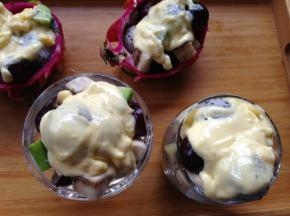 将搅拌好的蛋糊倒入装有水果的烤碗中