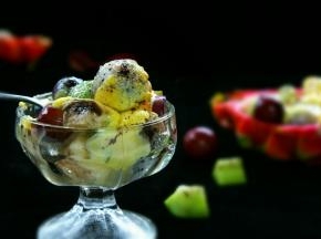 表面撒少许可可粉或是糖粉，即可使用。