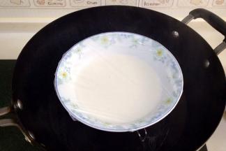 上锅蒸熟10分左右，表面凝固且没有液体即可。