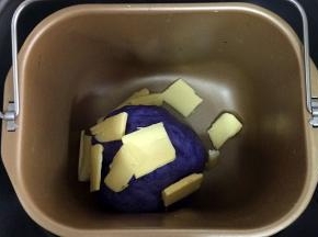 15分钟后面团成形，加入黄油，继续启动和面程序揉20分钟。