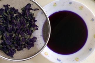 待泡好的蝶豆花水冷却后，用筛子过滤下，可以用力挤压泡过水的蝶豆花，汁液浓度越高越好，然后取150克的蝶豆花水备用。（如果是夏天气温高，可以把蝶豆花水放入冰箱冷藏下再使用）