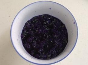 取15克蝶豆花用200克开水泡开。