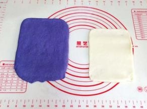 取一份松弛好的面团，用手拍扁，用擀面杖把面团擀开，翻面再擀会，用手整理成长方形，压薄底边。取一份麻薯，继续用擀面杖擀成比面片小点的长方形。l