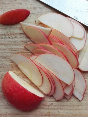 苹果清洗干净，不要去皮，切薄片，越薄越好，切半个柠檬