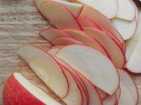 苹果清洗干净，不要去皮，切薄片，越薄越好，切半个柠檬