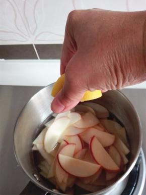 小锅里提前放水、细砂糖烧开，放入切片的苹果，挤入柠檬汁