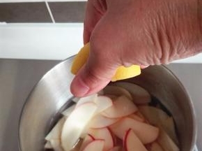 小锅里提前放水、细砂糖烧开，放入切片的苹果，挤入柠檬汁