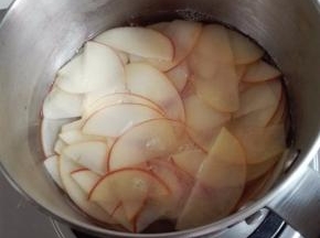 晃动锅子，让苹果片全部浸在水中，不要用工具；最多煮一分钟，一变软就离火