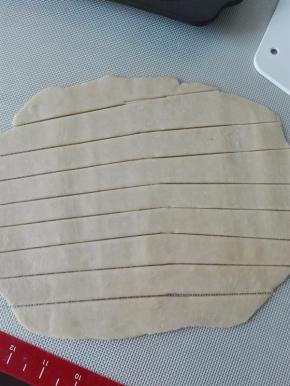 软化的派皮擀开，切成长条，不要擀太薄