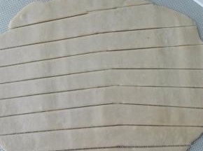 软化的派皮擀开，切成长条，不要擀太薄