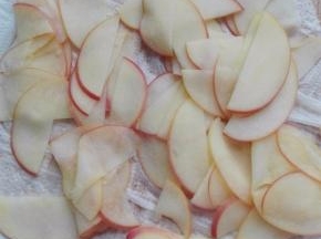 快速捞出苹果片，放在厨房纸上洗净水分