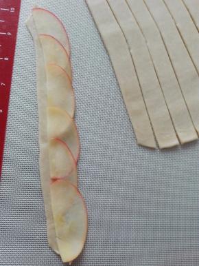 苹果片一片压一片，摆放在派皮上