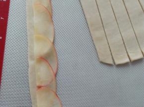 苹果片一片压一片，摆放在派皮上