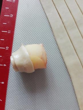 顺势卷起，收口捏紧，竖起来就是一朵花