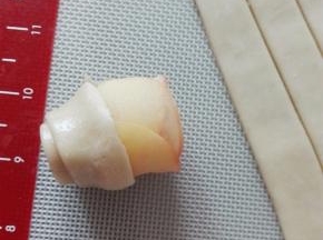 顺势卷起，收口捏紧，竖起来就是一朵花