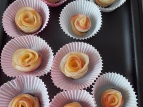 做好的花朵放入纸膜中，放在烤盘里